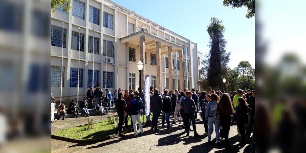 Mais de 9 mil pessoas estão participando do processo seletivo da Universidade Estadual de Ponta Grossa. 