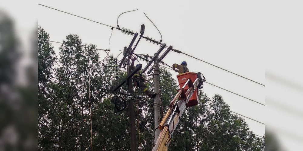 Equipes de emergência, manutenção e obras da Copel seguem trabalhando para recompor as redes elétricas danificadas pelo temporal.  