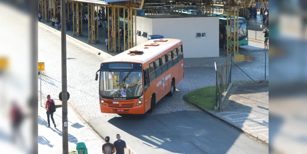 Ônibus da empresa Viação Campos Gerais, de Ponta Grossa