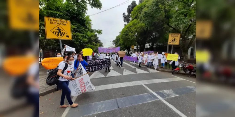 Os manifestantes protestam contra a falta de professores em dois colégios estaduais e a falta de pagamento aos docentes.