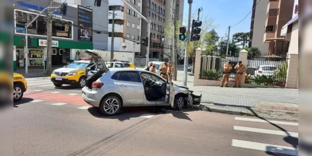Veículo roubado colidiu contra um poste