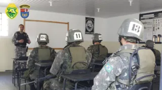 Os alunos visitantes pertencem ao 25º pelotão da Polícia de Exército Mecanizado, e acompanharam uma apresentação dos Cães do Canil da Unidade.