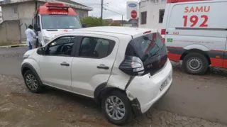 Um Fiat Mobi acabou se envolvendo no acidente de trânsito