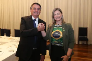 À esquerda o presidente Jair Messias Bolsonaro e à direita a deputada Aline Sleutjes.