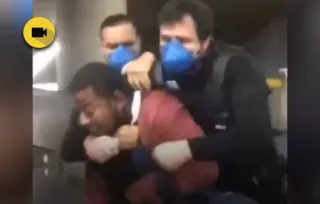 Uma mulher que estava na estação gravou toda a ação dos policiais contra o homem que estava acompanhado do filho.