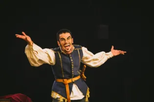 O ator Rodrigo Nasser, na peça As Desventuras do Capitão Rabeca