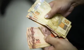 Atualmente, o salário mínimo no Brasil é de R$ 1.100.
