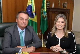 Presidente Jair Bolsonaro (à esquerda) e deputada Aline Sleutjes (à direita).