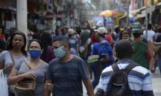 Uso de máscaras em ambientes abertos fica de escolha da população.