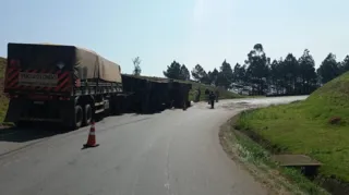 Imagem ilustrativa da imagem Caminhão com carga tóxica tomba em rodovia de Tibagi