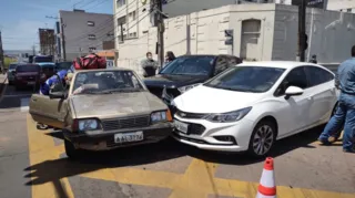 Três veículos colidiram nesta quinta-feira no centro de Ponta Grossa. Um dos motoristas ficou ferido e foi encaminhado para o PSM