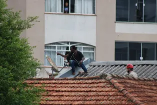 Imagem ilustrativa da imagem Suspeito foge, sobe em telhado e causa confusão em PG