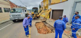 O asfalto cedeu e um grande buraco bloqueou uma das vias da rua Padre João Lux, no centro de Ponta Grossa