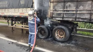 Imagem ilustrativa da imagem Caminhão pega fogo e bloqueia rodovia em PG