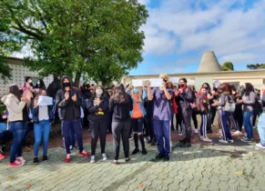 Dezenas de alunos do Frei Doroteu de Pádua carregavam cartazes dizendo “sob o assédio não se cale, grite”