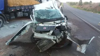 O motorista da caminhonete Fiorino sofreu ferimentos leves apesar da gravidade do acidente