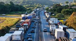 Imagem ilustrativa da imagem Caminhoneiros fecham rodovias pelo Brasil