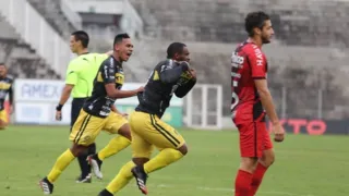 De forma inédita, o FC Cascavel bateu o Athletico PR na tarde desta quarta-feira (08) no Estádio Olímpico Regional Arnaldo Busatto, em Cascavel, e classificou para a final do Campeonato Paranaense de 2021.