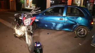 A condutora informou, que o motociclista teria perdido o controle momento em que atingiu a lateral do seu veículo.