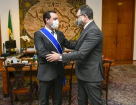 Governador Ratinho Junior (à esquerda) recebeu a honraria nesta quarta-feira (18).