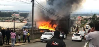 Grande incêndio atinge residências