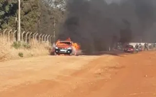 Carro foi tomado pelas chamas na manhã desta terça-feira