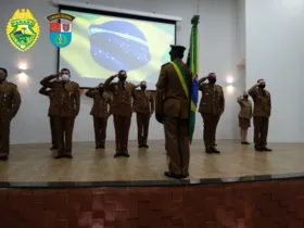 No auditório da UniCesumar, em Ponta Grossa, estiveram presentes autoridades civis e militares, as quais prestigiaram a entrega de moedas e medalhas comemorativas do Comando Regional