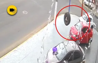 Imagem ilustrativa da imagem Em PG, pneu solta, atinge carro e gera prejuízo em revenda