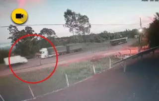 Imagem ilustrativa da imagem Colisão entre caminhões deixa um morto no PR; veja vídeo
