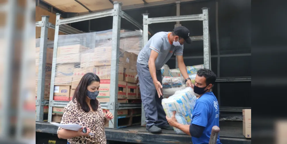 Imagem ilustrativa da imagem PR inicia entrega de alimentos não perecíveis para merenda