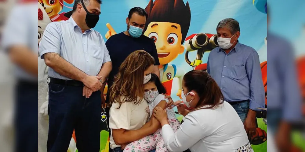 Início simbólico da vacinação das crianças aconteceu na cidade de Londrina, neste sábado (15).