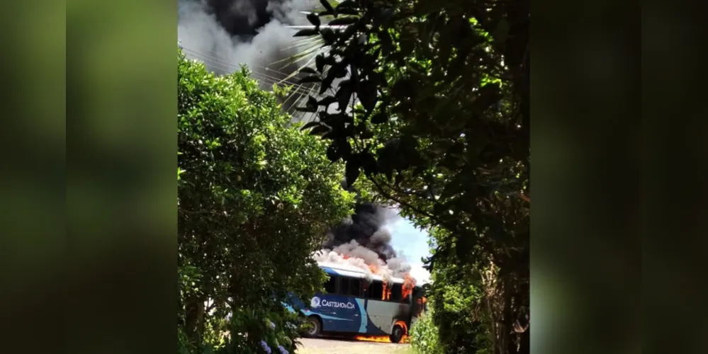 Ônibus com mais de 20 pessoas pega fogo e fica destruído