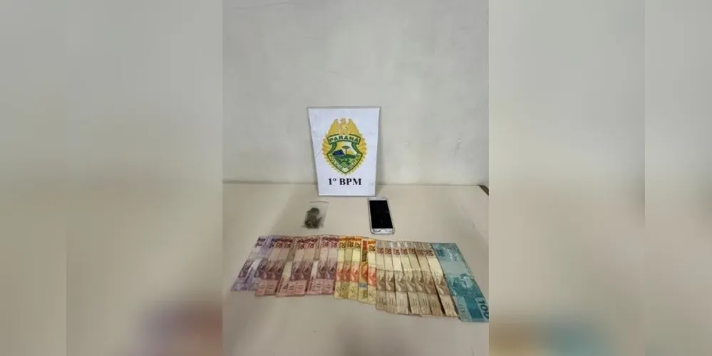 Durante diligências, no apartamento do suspeito foi localizado 16 gramas de “maconha” e certa quantia em dinheiro.