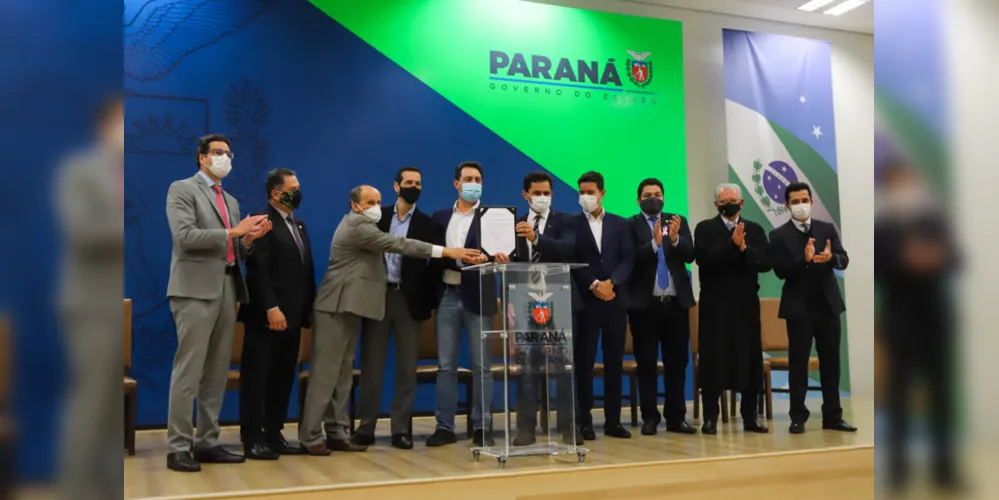 Lei Estadual nº 20.739/2021 foi assinada pelo governador do Paraná, Ratinho Junior (PSD).