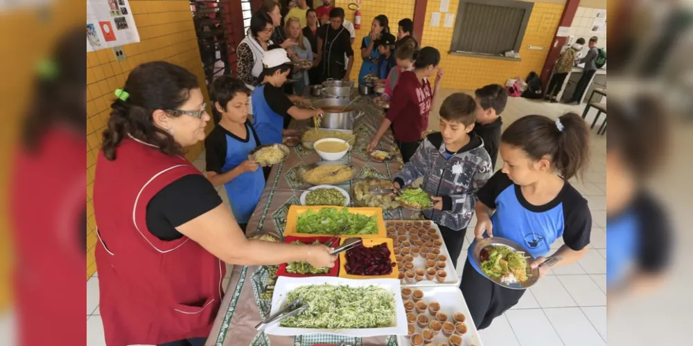Terceirização da merenda escolar pode afetar a alimentação dos estudantes paranaenses.