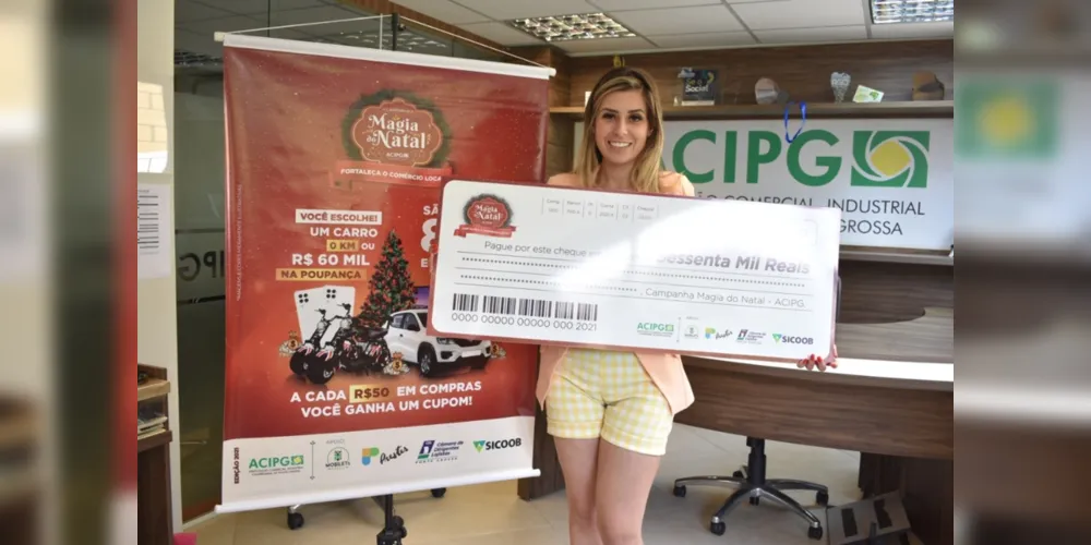 Vencedora do principal prêmio da Magia do Natal esteve na ACIPG para receber cheque de R$ 60 mil e relatou como foi a compra vencedora da campanha de Natal