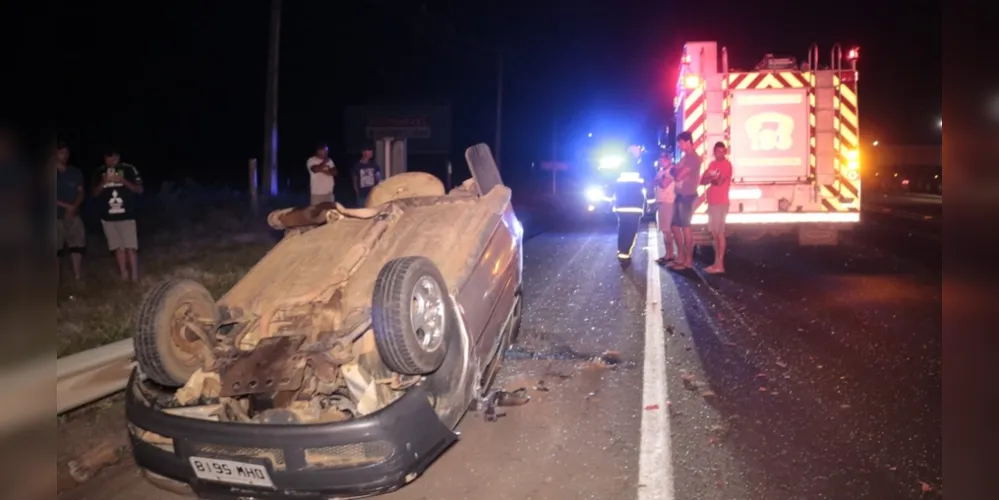 Acidente registrado na noite de sexta-feira (26), em Ponta Grossa, envolveu um carro e um caminhão