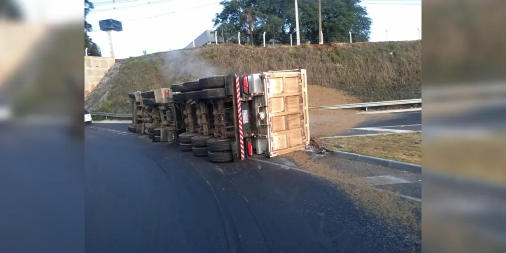 O motorista do caminhão, de 44 anos, com placas de São Paulo, sofreu lesões leves