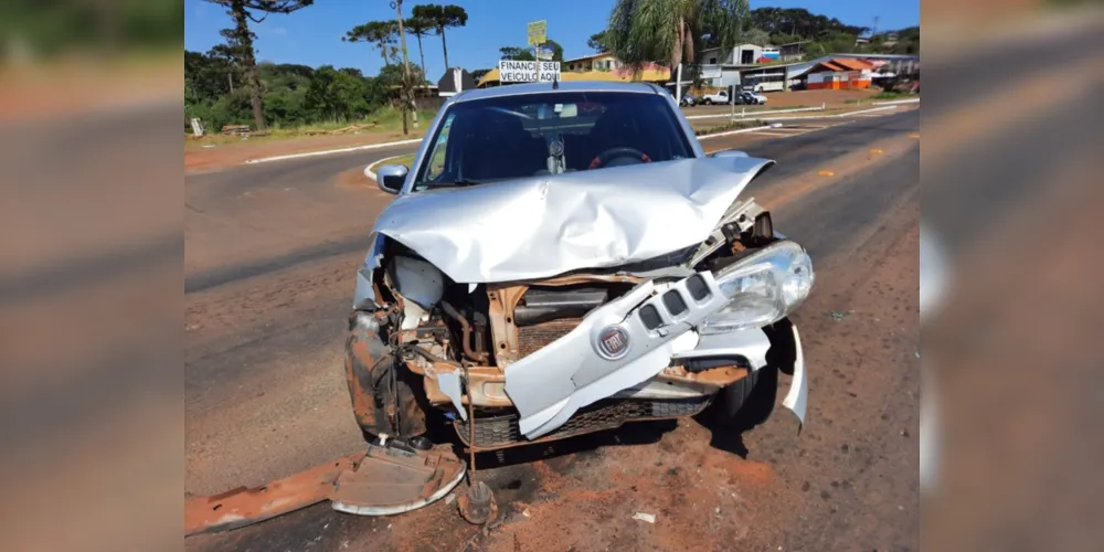 No veículo Fiat Uno, duas vítimas foram encaminhadas para hospitais da região