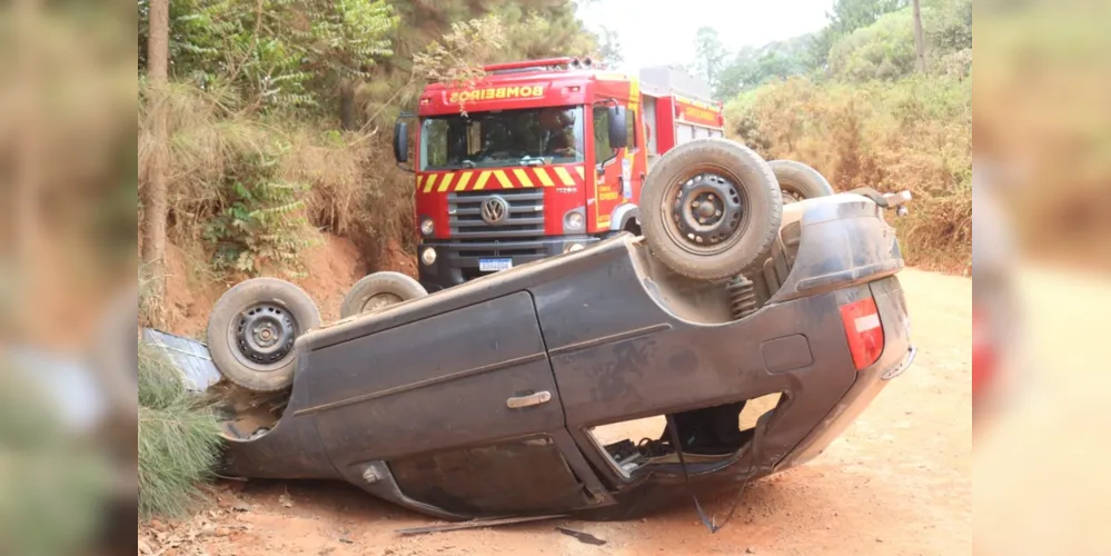 Imagem ilustrativa da imagem Carro capota na estrada da Bocaina e fere condutora