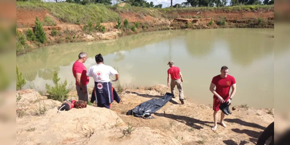 A vítima nadava com amigos quando se afogou e não conseguiu sair das águas