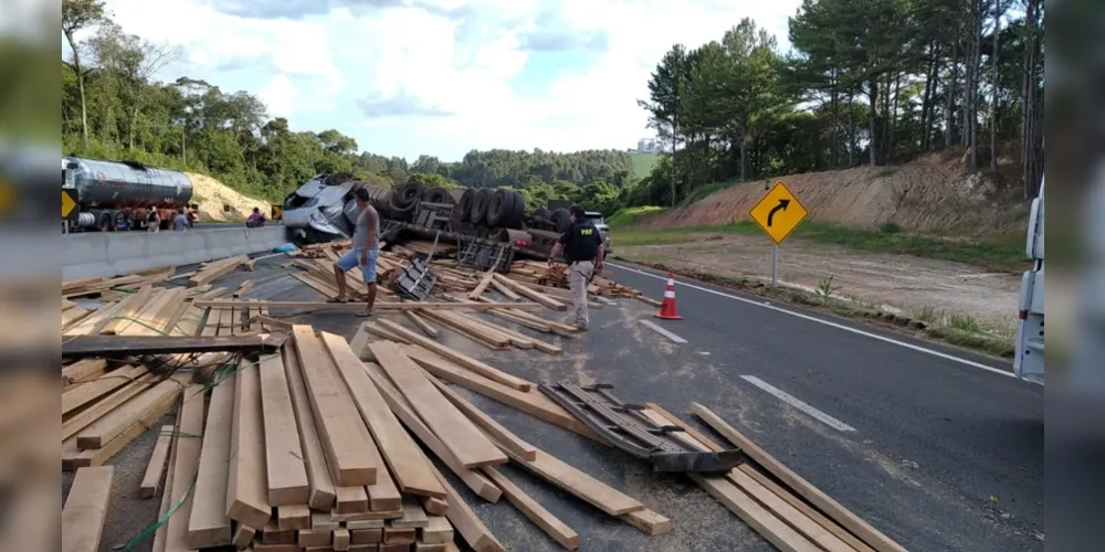 O acidente, do tipo tombamento, ocorreu no quilômetro 421 da rodovia BR-376, no município de Tibagi, na região dos Campos Gerais