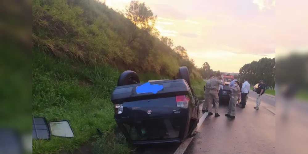 Veículo colidiu contra um barranco e acabou capotando na altura do quilômetro 525, nas proximidades do Parque de Vila Velha