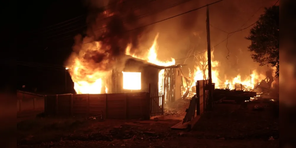 Cerca de 15 pessoas moravam no local e viram suas casas virarem cinzas. Ninguém se feriu. 
