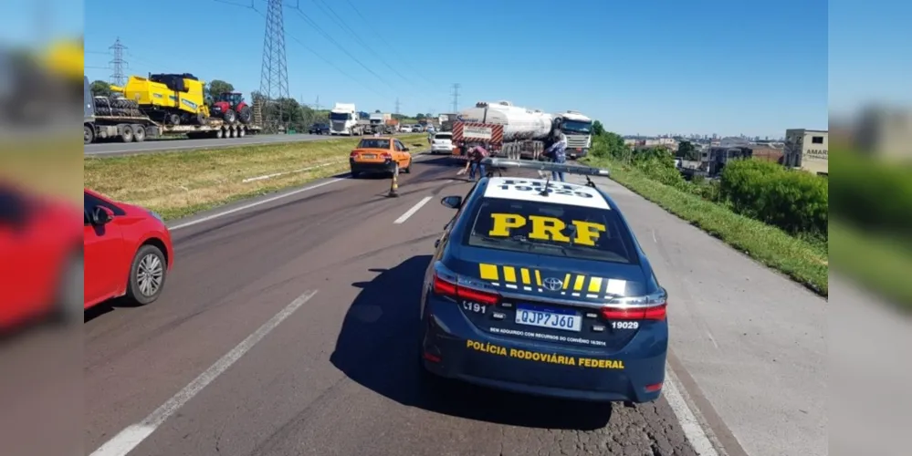 Dois caminhões colidiram na região da Cidade Industrial de Curitiba; fila chega a São José dos Pinhais.