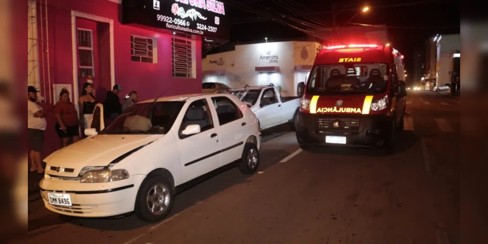 A condutora do Fiat Pálio seguia pela rua Visconde de Nácar sentido centro-bairro quando acabou sofrendo um mal súbito