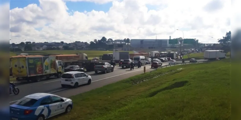 O acidente envolveu três carretas e causou um longo congestionamento entre Curitiba e São José dos Pinhais.
