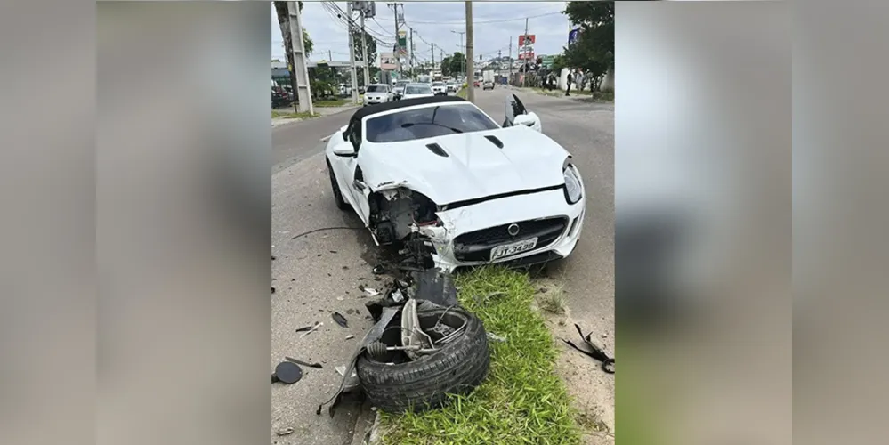 Motorista bateu em um Jaguar F Type Cabrio avaliado em quase R$ 400 mil