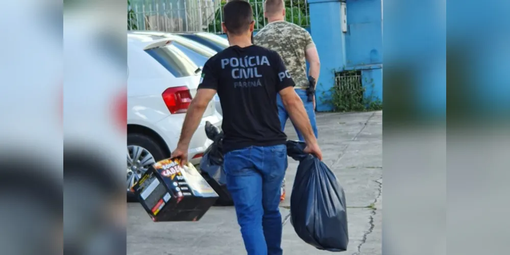 A Polícia Civil prendeu um comerciante, de 65 anos, por vender produtos ilegais e possuir artefatos explosivos