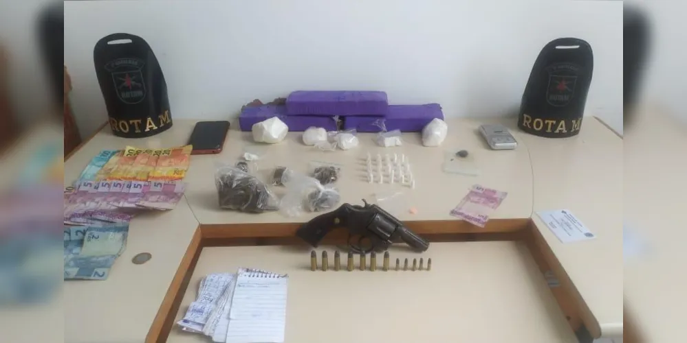 Além das drogas, foram apreendidos munições, um revólver calibre .38, uma balança de precisão e anotações do tráfico.